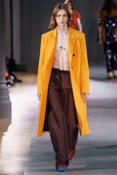 Look 30